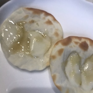 モッツァレラと蜂蜜の餃子の皮ピザ